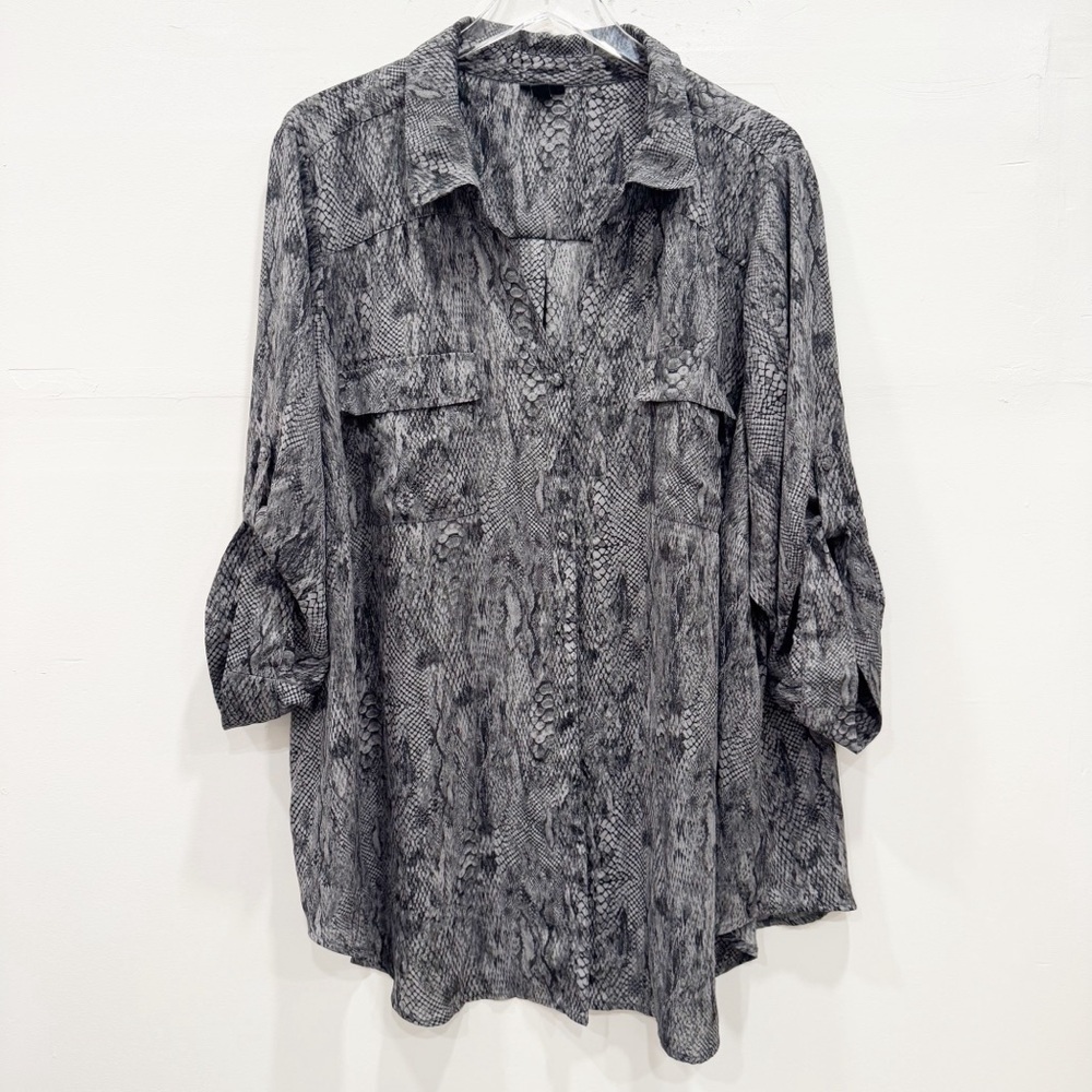 Torrid Georgette Button Down Pullover Blouse Snake Skin Print Size 2 Grey